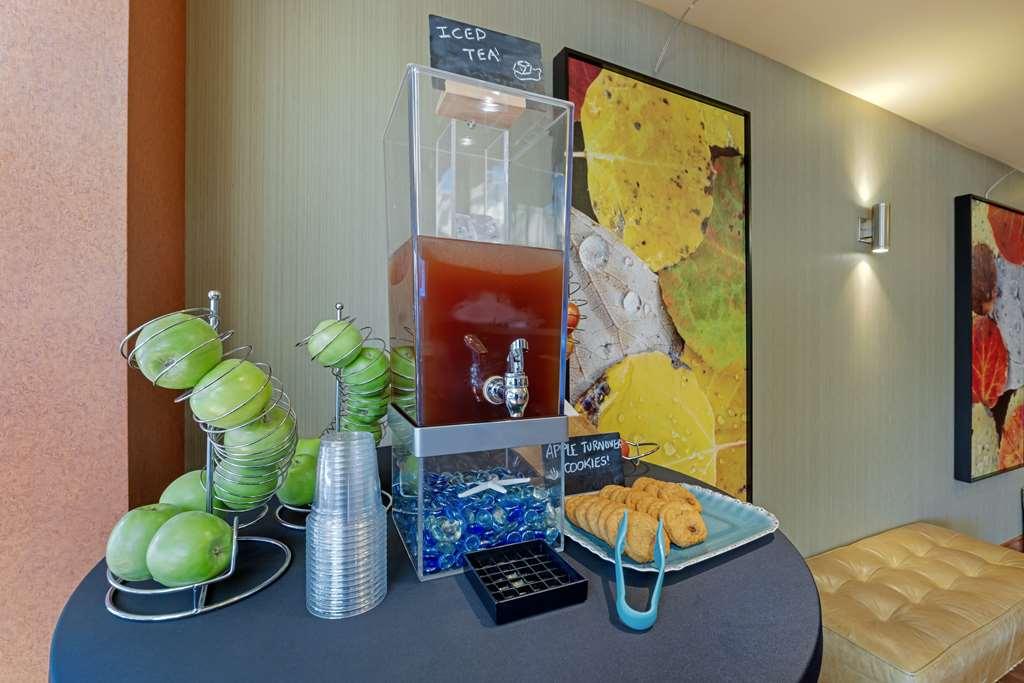 Best Western Plus Emerald Isle Hotel Сидни Ресторант снимка